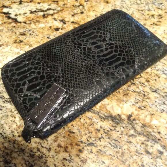 Kenneth Cole Reaction N.Y. Leather Black/Silver Python Pattern Zip Around Wallet - Picture 2 of 9